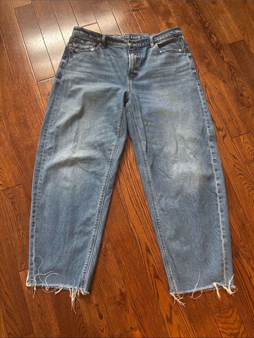 American Eagle Outfitters Light Blue Cropped Frayed-Hem  Barrel Jeans